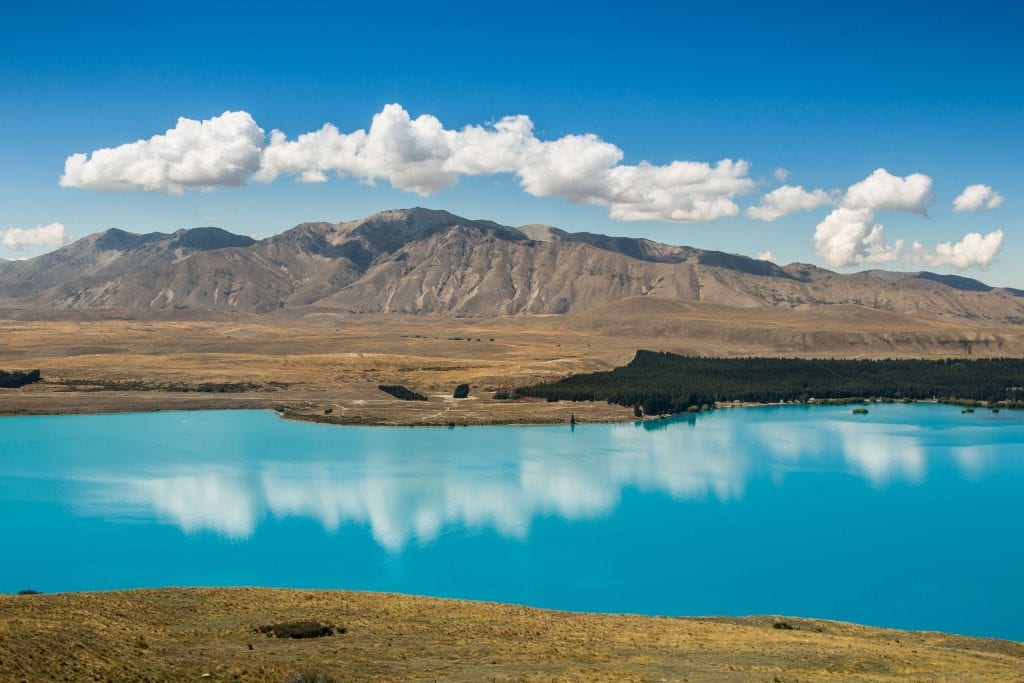 a beautiful photo of lake tekapo when looking for what to do in lake tekapo visiting the lake is first on the list! 